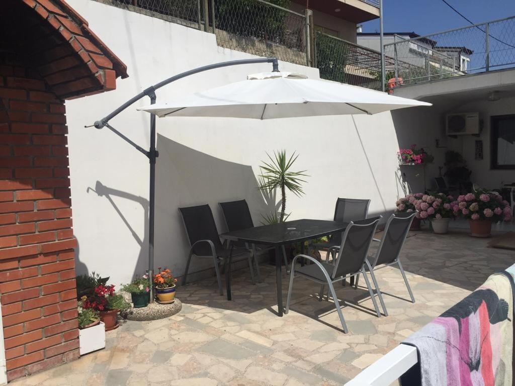 Apartment Gloria Подстрана Екстериор снимка